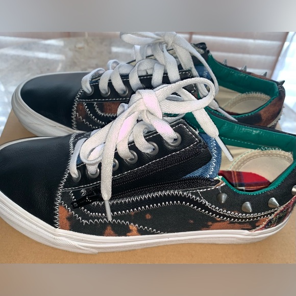 Women’s 7.5 Old Skool Vans - Picture 4 of 8